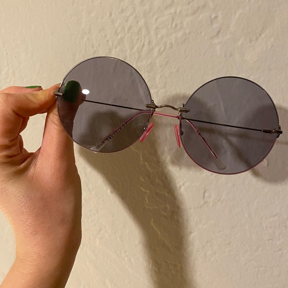 super cute style of sunglasses, only worn once or twice, in great condition - Picture 2 of 4